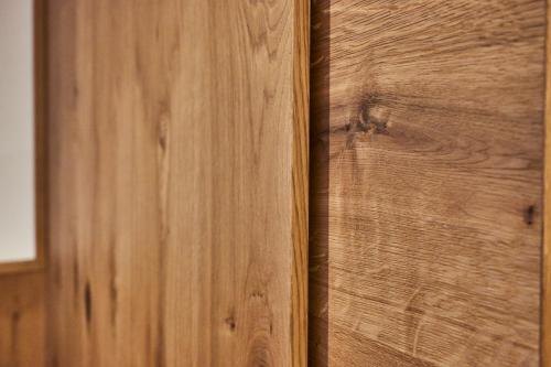 a wooden wall next to a wooden door at Wellness- und Bierhotel Adam Bräu in Bodenmais