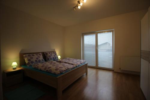 Postel nebo postele na pokoji v ubytování Apartman 502