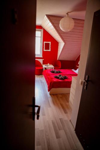 a red bedroom with a red bed in a room at Willa i domki Victoria in Wisła