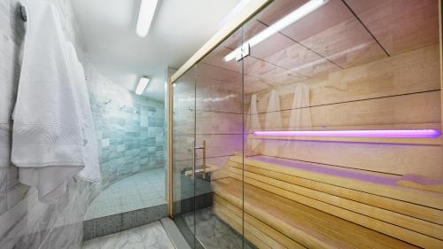 uma casa de banho com uma cabina de duche ao nível do chão e uma porta de vidro em Bull Astoria em Las Palmas de Gran Canárias