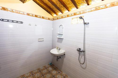 a bathroom with a shower and a sink at Dekwah Homestay in Ubud