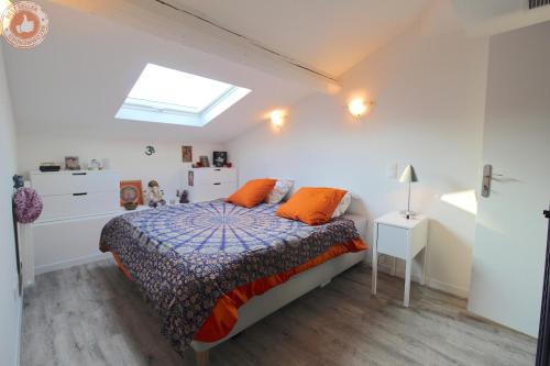 une chambre avec un lit avec des oreillers orange et une fenêtre dans l'établissement ALC - BOR383 - 12 min Palais And Beaches, à Cannes