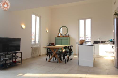 un salon avec une table et une cuisine dans l'établissement ALC - BOR383 - 12 min Palais And Beaches, à Cannes