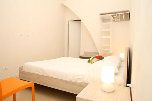 カステッランマーレ・デル・ゴルフォにあるM&R Casa Vacanze Via Alberto Marioの白いベッドルーム(ベッド1台、テーブル付)