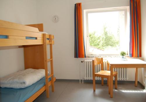 Katil dua tingkat atau katil-katil dua tingkat dalam bilik di Jugendherberge Heide