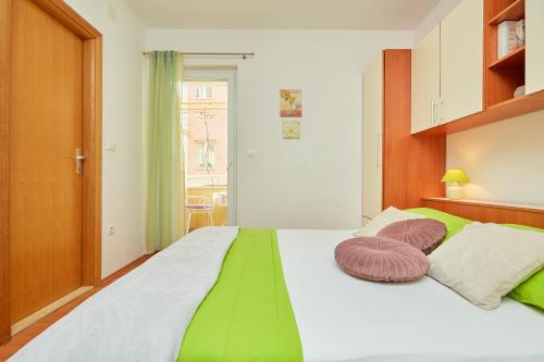 Un pat sau paturi într-o cameră la Apartments Zelic Tucepi