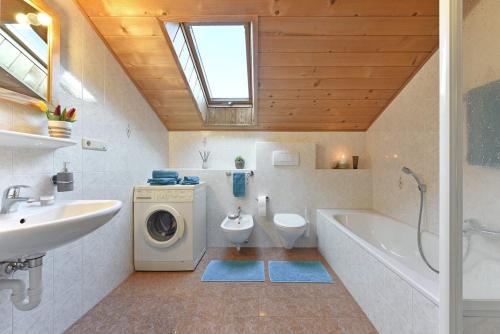 La salle de bains est pourvue d'un lavabo et d'un lave-linge. dans l'établissement Ebenhof, à Collepietra