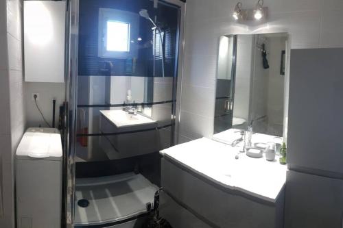 une salle de bain avec deux lavabos et une douche dans l'établissement T2 Qaurtier Couchant, Vue parc, au calme, à 5 min de la plage, à La Grande Motte