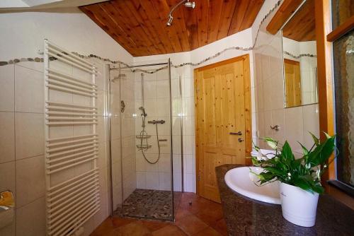 Et badeværelse på Ferienwohnungen Simonbauer