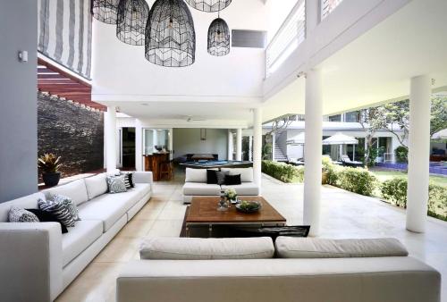 CassaMia Bali - Spacious Luxury 5 Bedroom Villaにあるシーティングエリア