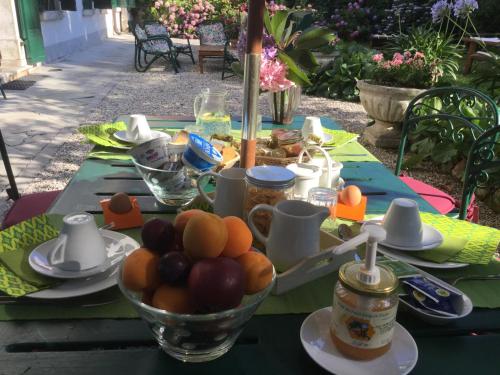 een groene tafel met een fruitschaal erop bij Casa Ariis in Clauiano