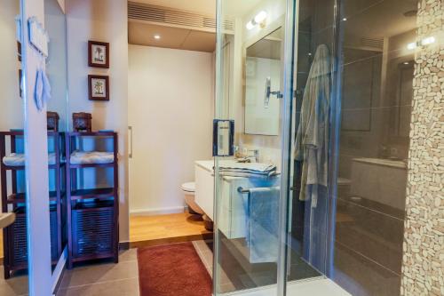 une salle de bain avec une douche en verre et un lavabo dans l'établissement Vue Magenta AP4188 by Riviera Holiday Homes, à Nice