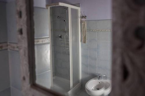 a bathroom with a shower and a toilet and a sink at Agriturismo Casariccio - Casa Viola in Bucine