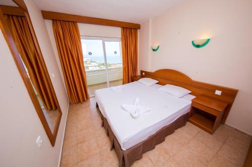Postel nebo postele na pokoji v ubytování Tuntas Family Suites Kusadasi