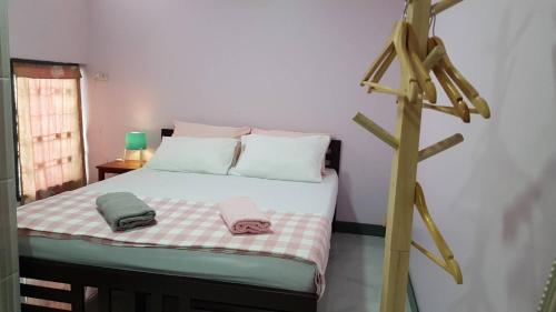 Cama o camas de una habitación en Baan U-Sabai บ้านอยู่สบาย