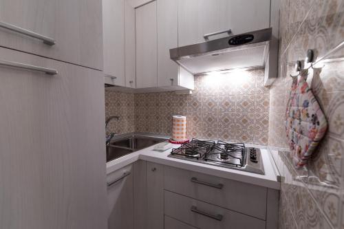 a kitchen with a stove and a sink at Casa di ALICE in Tolmezzo