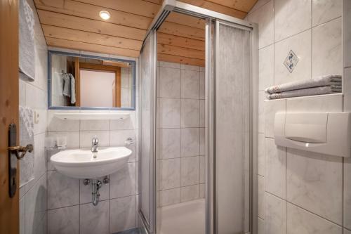 łazienka z umywalką i prysznicem w obiekcie Haus Ausserstein w mieście Finkenberg