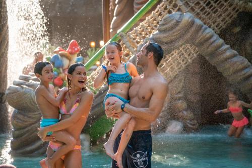 a group of people standing in a water park at 4-Sterne Superior Erlebnishotel Bell Rock, Europa-Park Erlebnis-Resort in Rust