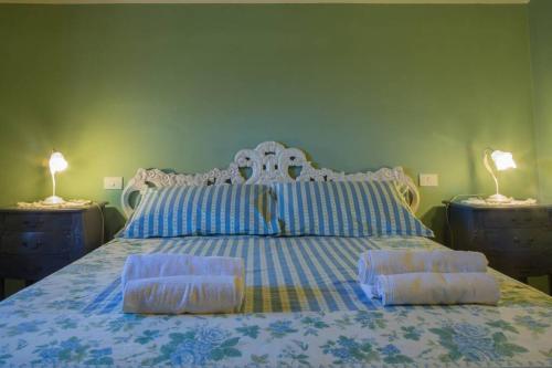 a bedroom with a bed with two lamps on two dressers at Agriturismo Casariccio - Casa Dalia in Bucine