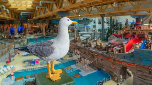 a toy seagull sitting on a table next to a toy pool at 4-Sterne Superior Erlebnishotel Bell Rock, Europa-Park Erlebnis-Resort in Rust