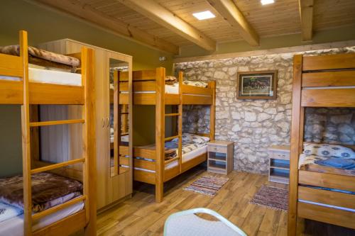 バウトゥフにあるRanczo w Dolinie - Bałtówのキャビン内の二段ベッドが備わる客室です。