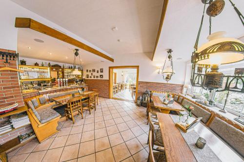 un restaurante con mesas y sillas en una habitación en Zum Eichenfrieden, en Rade