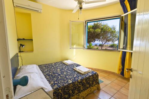 una camera ospedaliera con un letto e una finestra di Villa Saba a Lampedusa