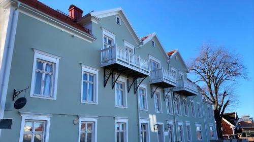 un edificio azul con balcones en un lateral en Grenna Hotell en Gränna