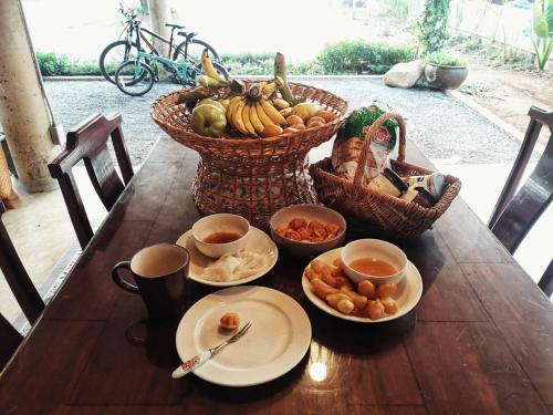Makanan di atau berdekatan rumah tamu ini