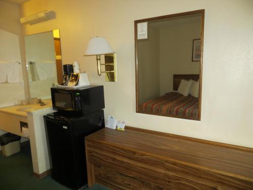 TV at/o entertainment center sa Travelodge by Wyndham Longmont