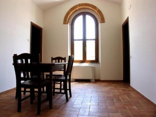 a dining room with a table and chairs and a window at Agriturismo Raggioverde in Recanati