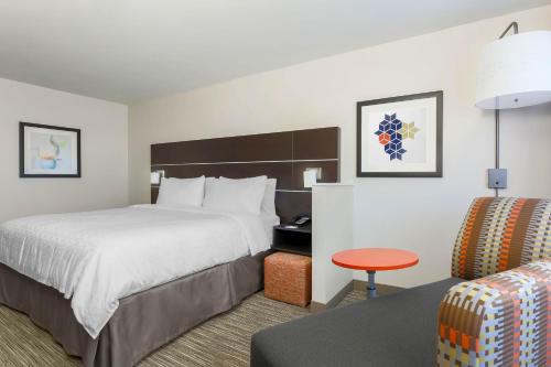 Holiday Inn Express & Suites Chicago O'Hare Airport, an IHG Hotel Image