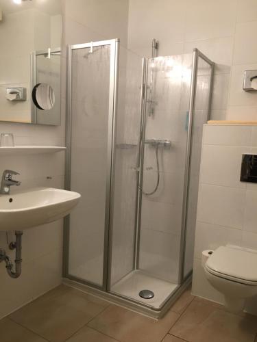
Ein Badezimmer in der Unterkunft Hotel Kuhr
