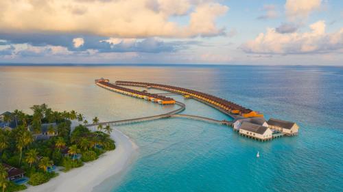uma vista aérea de um resort na água em The Standard, Huruvalhi Maldives em Raa Atoll