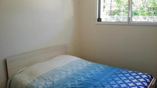 une petite chambre avec un lit et une fenêtre dans l'établissement House with private pool, à Saint-Jean-de-Monts