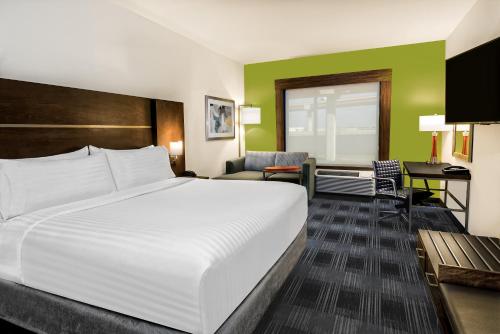 Lova arba lovos apgyvendinimo įstaigoje Holiday Inn Express & Suites Round Rock Austin North, an IHG Hotel
