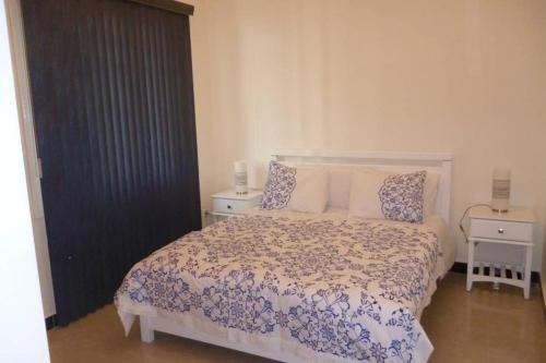 1 dormitorio con 1 cama y 2 mesitas de noche en SuperF2Scala en Argel