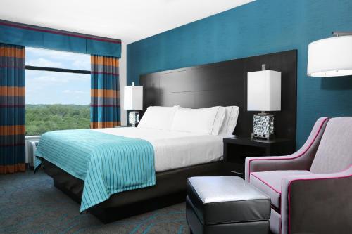 Holiday Inn Express Moline - Quad Cities Area, an IHG Hotel tesisinde bir odada yatak veya yataklar