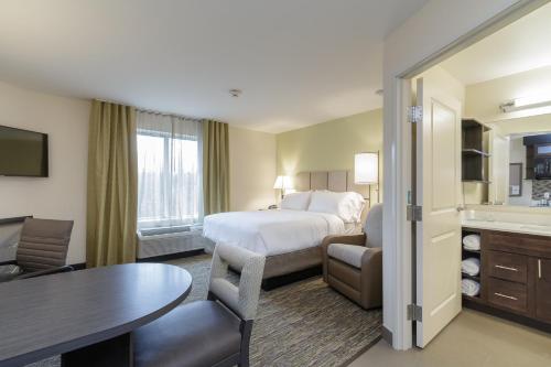 En eller flere senger på et rom på Candlewood Suites Mishawaka, an IHG Hotel