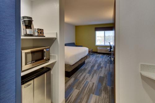Holiday Inn Express Fishkill-Mid Hudson Valley by IHGにあるベッド