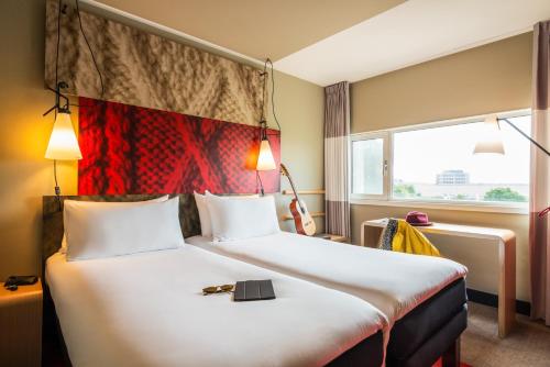 une chambre d'hôtel avec un lit et une fenêtre dans l'établissement ibis Dijon Gare, à Dijon