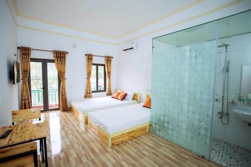 Schlafzimmer mit einem Bett, einer Dusche und einem Waschbecken in der Unterkunft Tràng an Bái đính Linh homestay Ninh bình in Ninh Bình