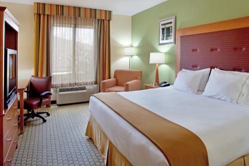 מיטה או מיטות בחדר ב-Holiday Inn Express Hotel & Suites Charleston - North, an IHG Hotel