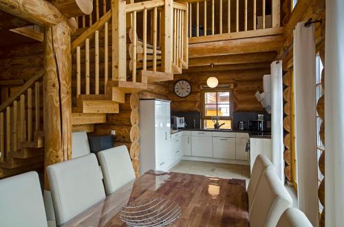 Kuchyň nebo kuchyňský kout v ubytování Luxus-Ferienhaus Blockhaus Chalet Nr 3 Toplage am Feldberg mit Sauna, Outdoor-Hottub, Kamin auf 1300m üM