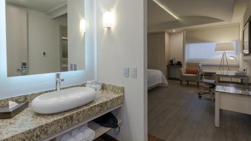 Koupelna v ubytování Holiday Inn Express Mexico- Toreo, an IHG Hotel
