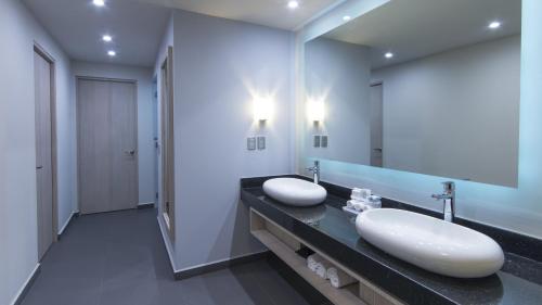 a bathroom with two sinks and a large mirror at Holiday Inn Express Mexico- Toreo by IHG in Mexico City