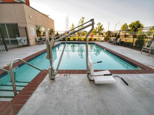 Swimming pool sa o malapit sa Holiday Inn Express & Suites Moore, an IHG Hotel