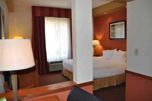 Säng eller sängar i ett rum på Holiday Inn Express Williamston, an IHG Hotel