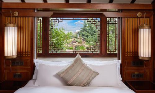 Ένα ή περισσότερα κρεβάτια σε δωμάτιο στο InterContinental Lijiang Ancient Town Resort by IHG