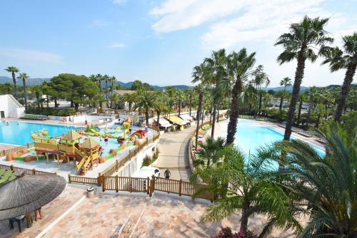 une vue aérienne d'une piscine dans un complexe hôtelier dans l'établissement Camping Resort La Baume La Palmeraie, à Fréjus